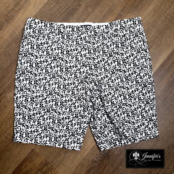 3/$30 Lands' End Mid-Rise Black & White Leaf Print Short - Picture 2 of 8